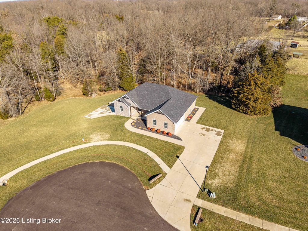 Photo of 166 Creekstone Dr, Radcliff, KY 40160 (MLS # 1708211)