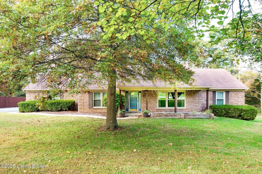 Photo of 1625 Tina Ct, La Grange, KY 40031 (MLS # 1701283)