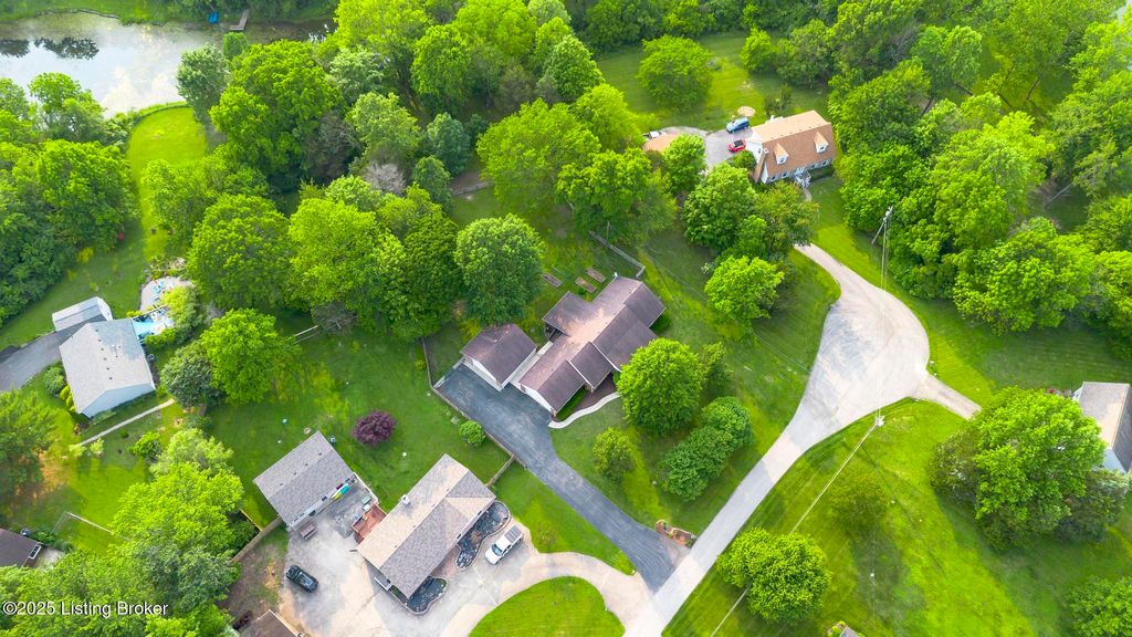 Photo of 1625 Tina Ct, La Grange, KY 40031 (MLS # 1701283)