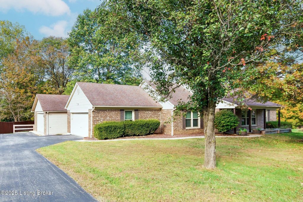 Photo of 1625 Tina Ct, La Grange, KY 40031 (MLS # 1701283)