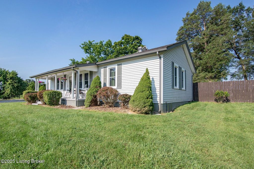 Photo of 2425 Cave Hill Rd, Munfordville, KY 42765 (MLS # 1704190)