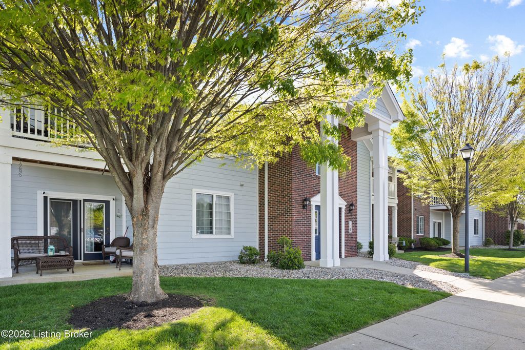 Photo of 2607 Bradford Commons Dr, Louisville, KY 40299 (MLS # 1714323)