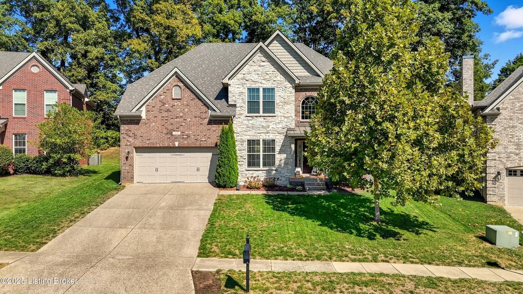 Photo of 335 Cranbury Way, Louisville, KY 40245 (MLS # 1700086)