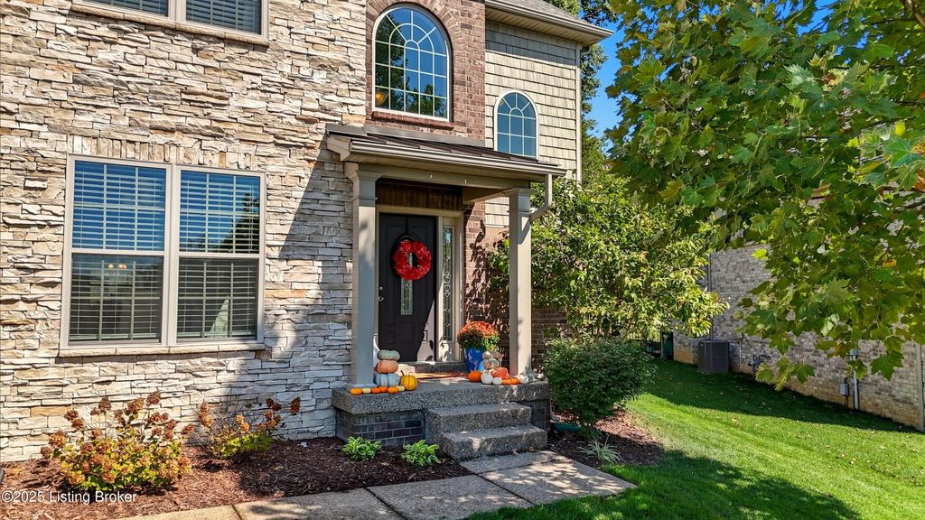 Photo of 335 Cranbury Way, Louisville, KY 40245 (MLS # 1700086)