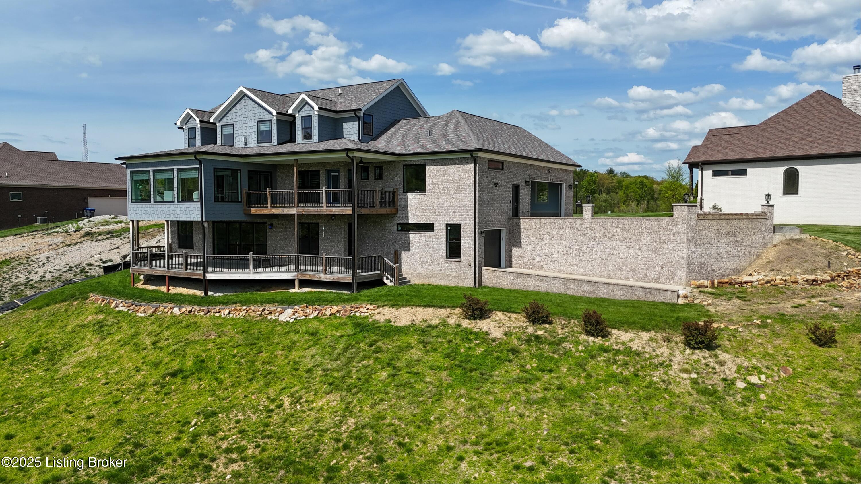 8026 Wooded Ridge Dr, Louisville, Kentucky image 5