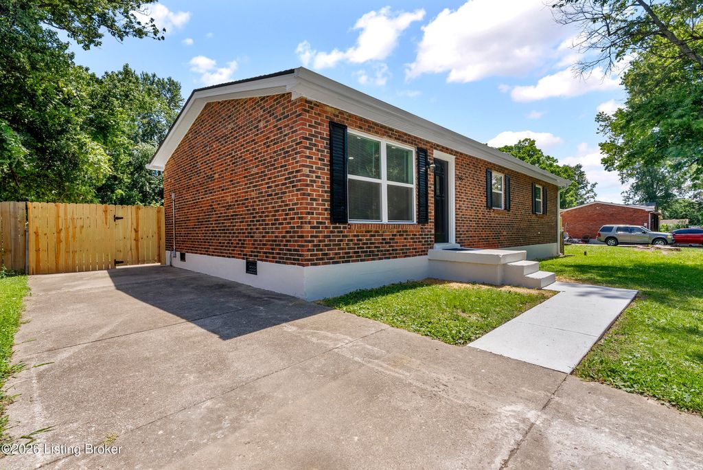Photo of 4906 Poitier Ct, Louisville, KY 40218 (MLS # 1719748)
