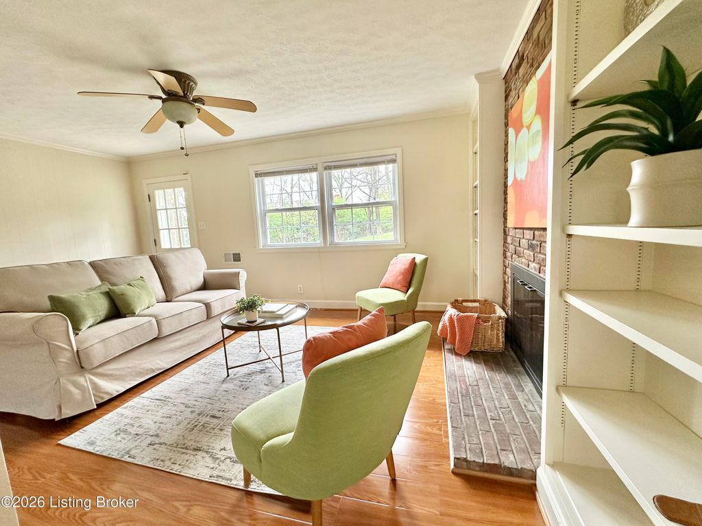 Photo of 822 Circle Hill Rd, Louisville, KY 40207 (MLS # 1713898)