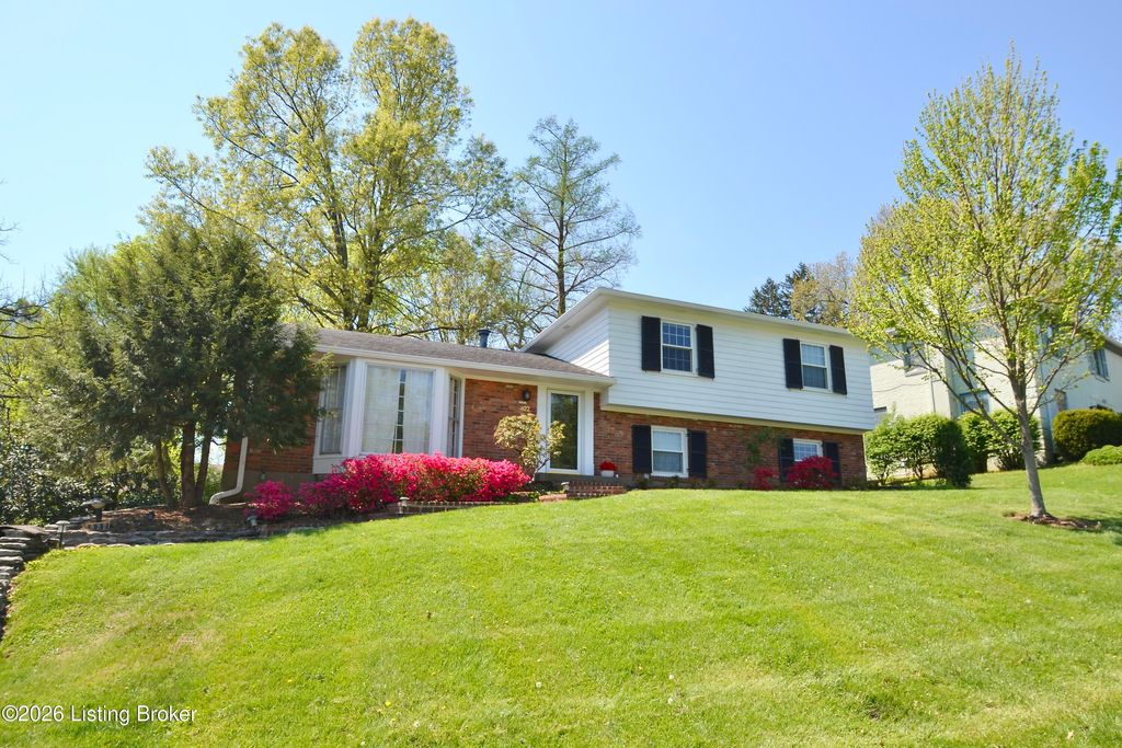 Photo of 822 Circle Hill Rd, Louisville, KY 40207 (MLS # 1713898)