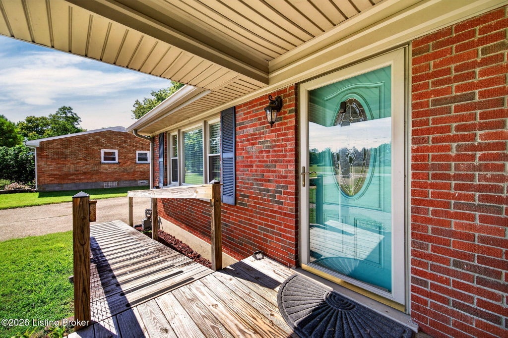 Photo of 6714 Old Briscoe Ln, Louisville, KY 40228 (MLS # 1727759)