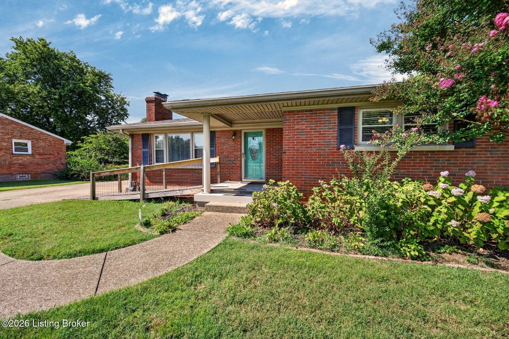 Photo of 6714 Old Briscoe Ln, Louisville, KY 40228 (MLS # 1727759)