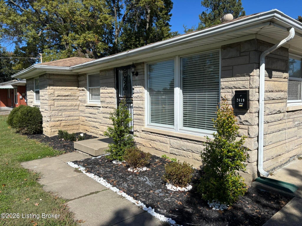 Photo of 2419 Paddock Ln, Louisville, KY 40216 (MLS # 1732990)