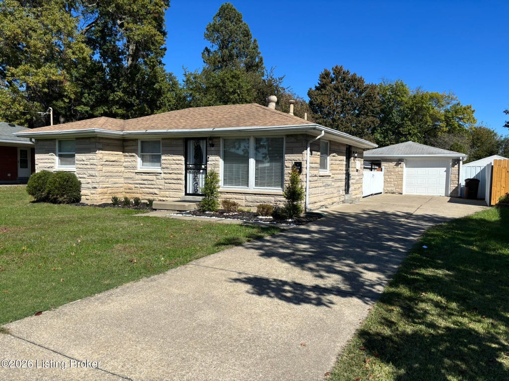 Photo of 2419 Paddock Ln, Louisville, KY 40216 (MLS # 1732990)