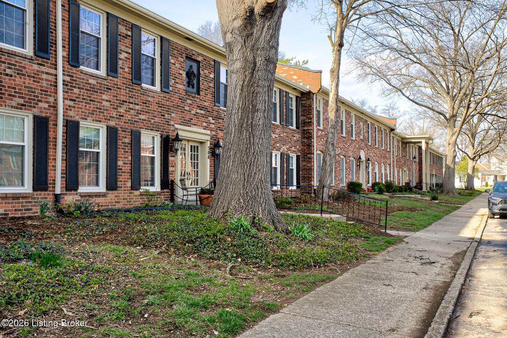 Photo of 308 Stonehenge Dr #102, Louisville, KY 40207 (MLS # 1709508)