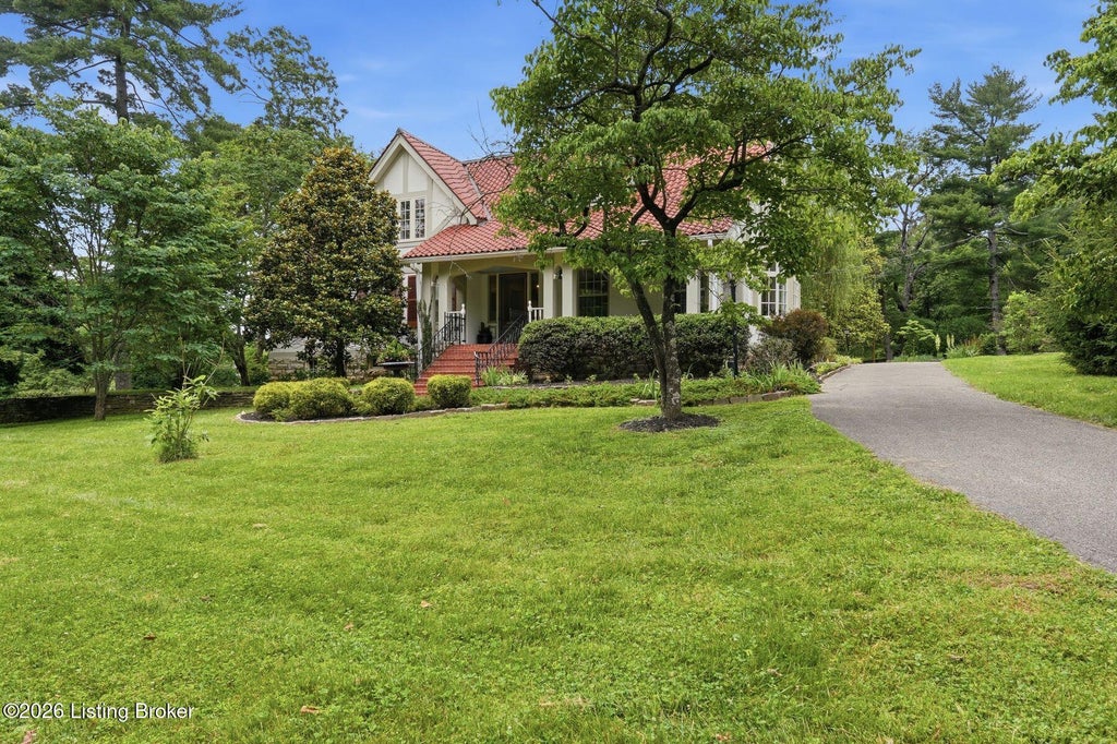 Photo of 11705 Owl Creek Ln, Anchorage, KY 40223 (MLS # 1719351)
