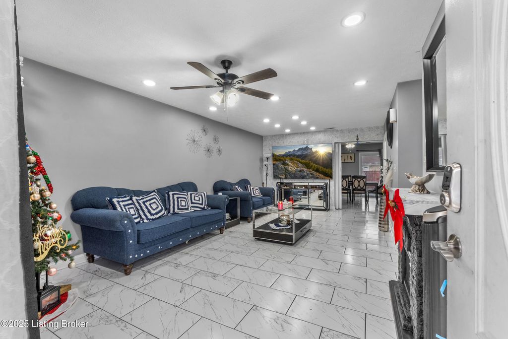 Photo of 4319 Plantus Pl, Louisville, KY 40213 (MLS # 1705300)