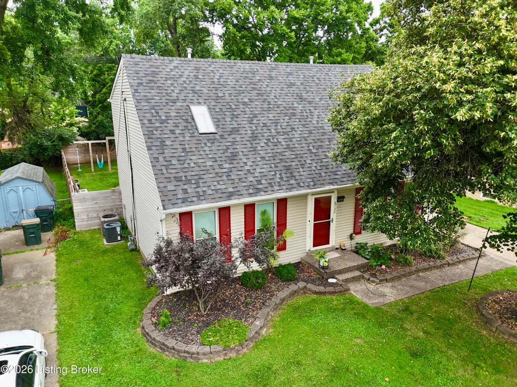 Photo of 8724 Loch Lea Ln, Louisville, KY 40299 (MLS # 1725169)