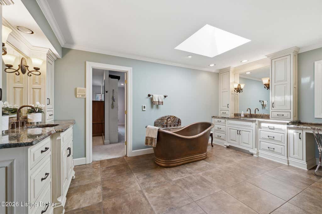 Photo of 430 Blankenbaker Ln, Louisville, KY 40207 (MLS # 1727006)