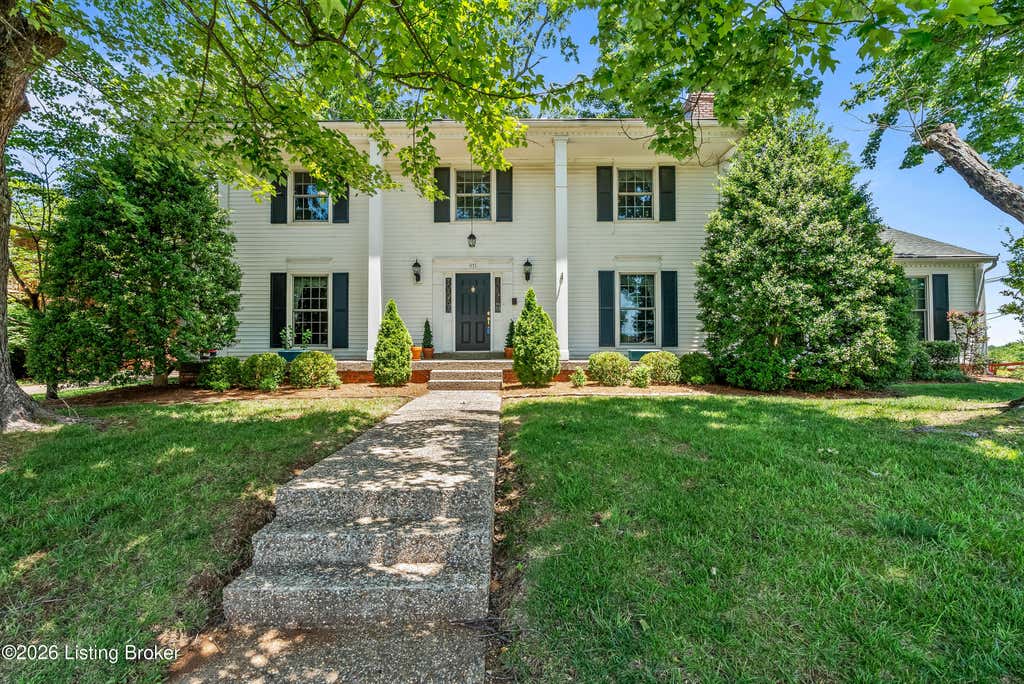 Photo of 911 Thorpe Dr, Douglass Hills, KY 40243 (MLS # 1721629)