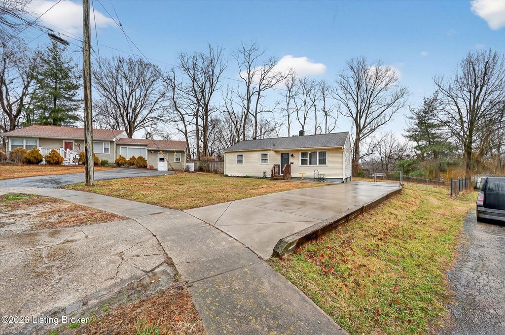 Photo of 309 Summit Ct, Louisville, KY 40243 (MLS # 1710395)