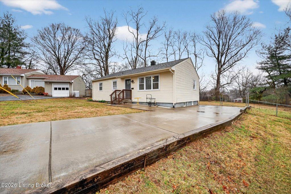 Photo of 309 Summit Ct, Louisville, KY 40243 (MLS # 1710395)