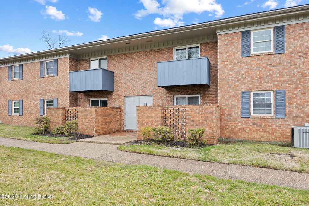 Photo of 1032 Armstrong Mill Rd #B, Lexington, KY 40517 (MLS # 1710721)