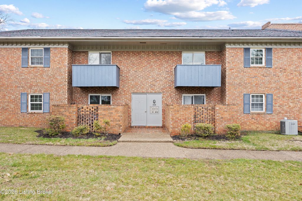 Photo of 1032 Armstrong Mill Rd #B, Lexington, KY 40517 (MLS # 1710721)