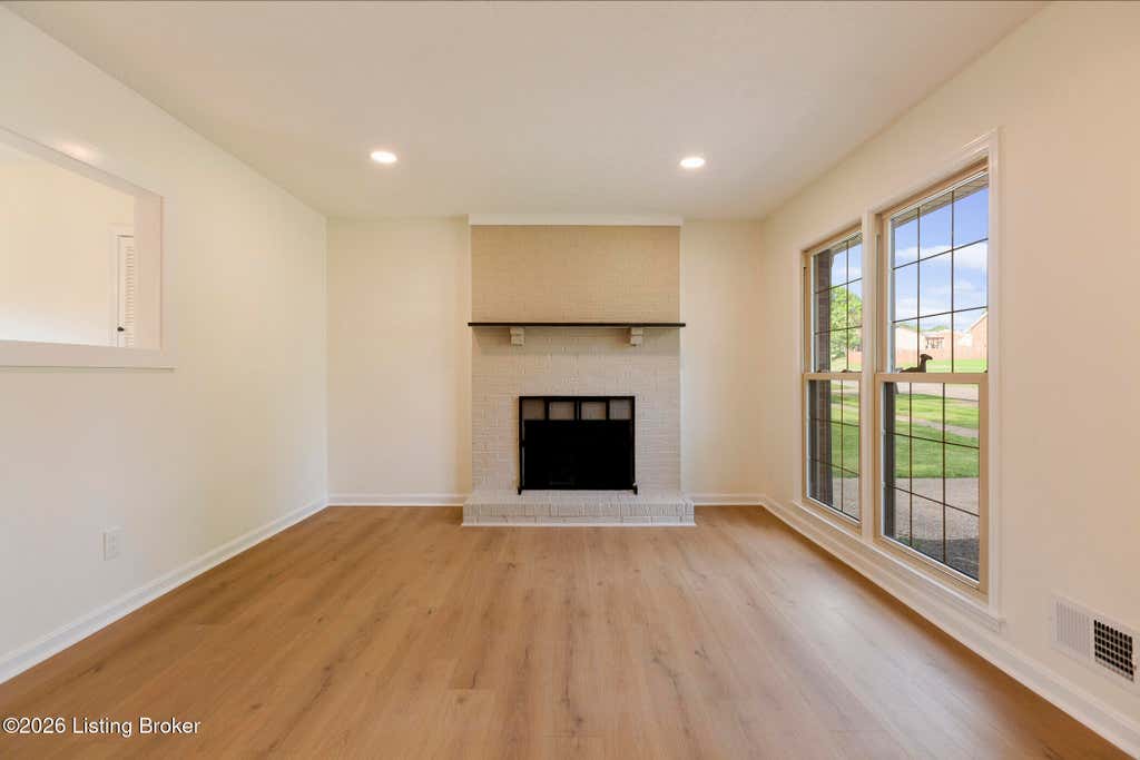 Photo of 3902 Bristol Oaks Dr, Jeffersontown, KY 40299 (MLS # 1725588)