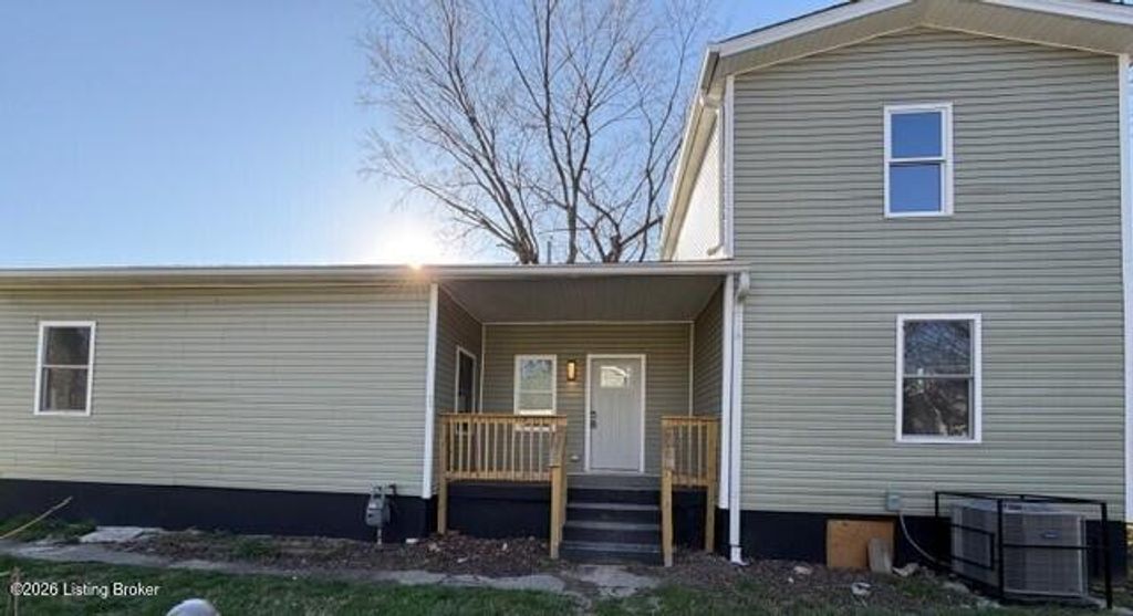 Photo of 666 Curry Ct, Louisville, KY 40211 (MLS # 1711904)