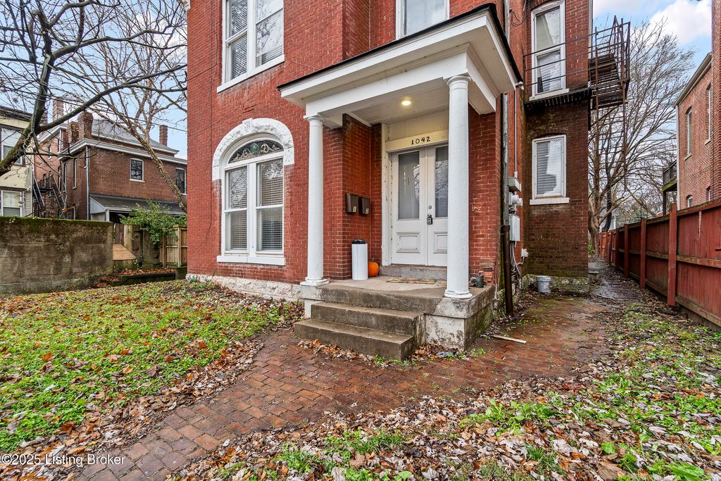 Photo of 1042 S 6th St, Louisville, KY 40203 (MLS # 1705154)