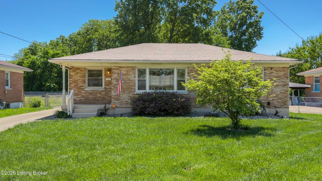 Photo of 4906 Paramount Dr, Louisville, KY 40258 (MLS # 1716045)