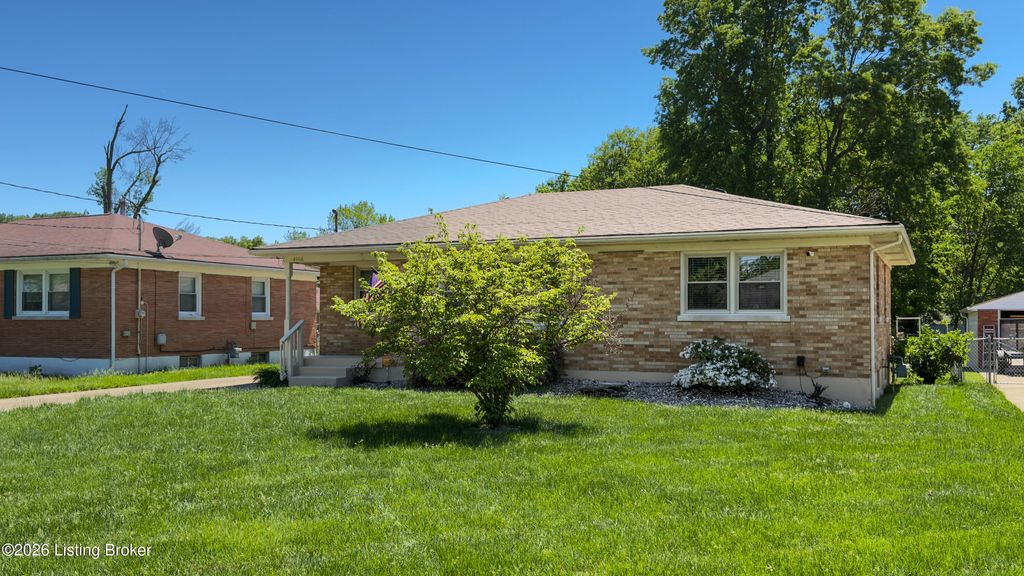 Photo of 4906 Paramount Dr, Louisville, KY 40258 (MLS # 1716045)