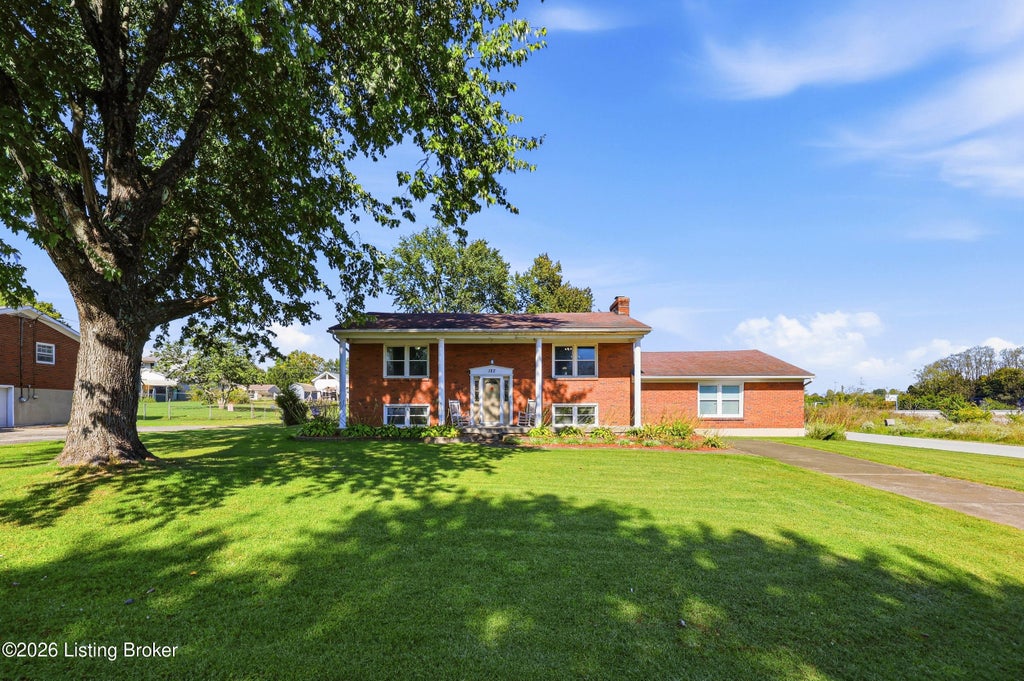 Photo of 182 Meadowbrook Dr, Shepherdsville, KY 40165 (MLS # 1731908)