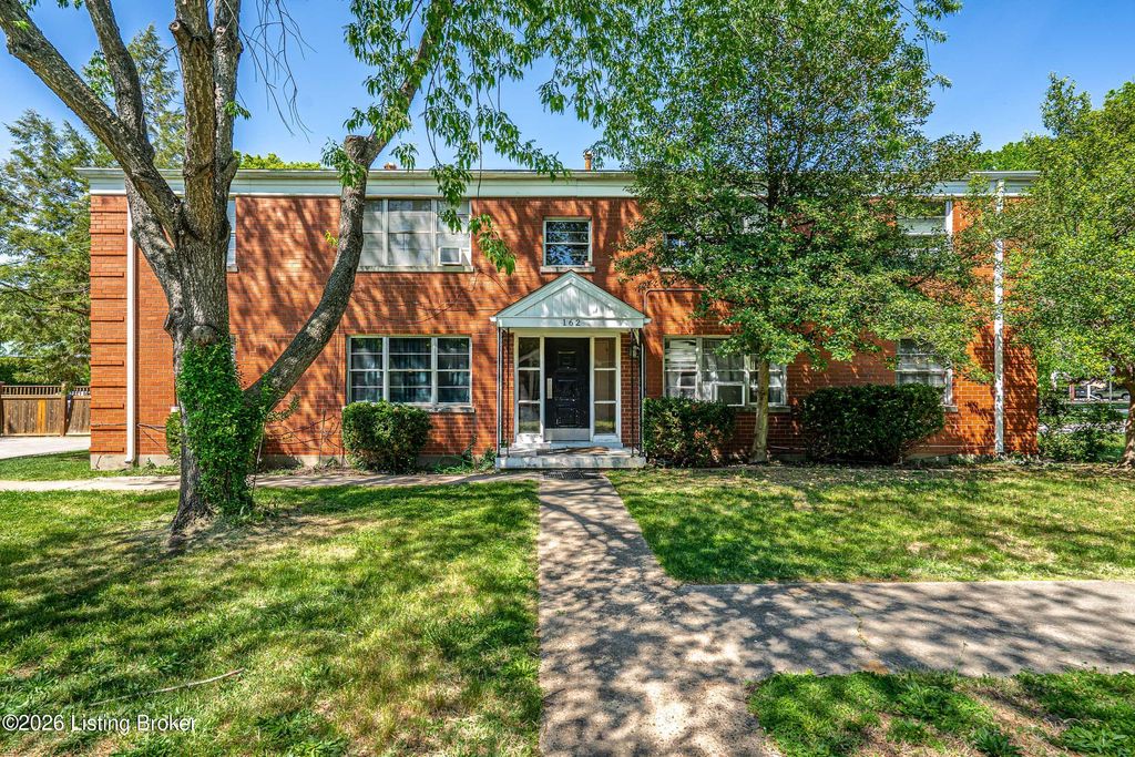 Photo of 162 Thierman Ln, Louisville, KY 40207 (MLS # 1715429)