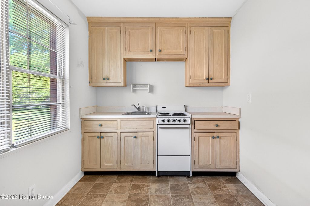 Photo of 162 Thierman Ln, Louisville, KY 40207 (MLS # 1715429)