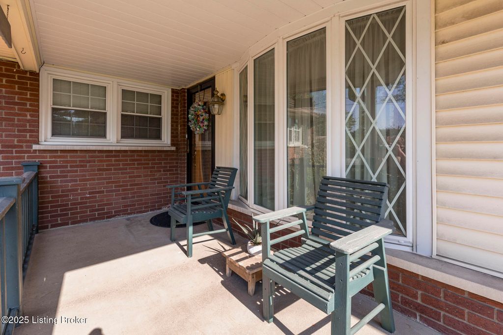 Photo of 3127 Hartlage Ct, Louisville, KY 40216 (MLS # 1713649)