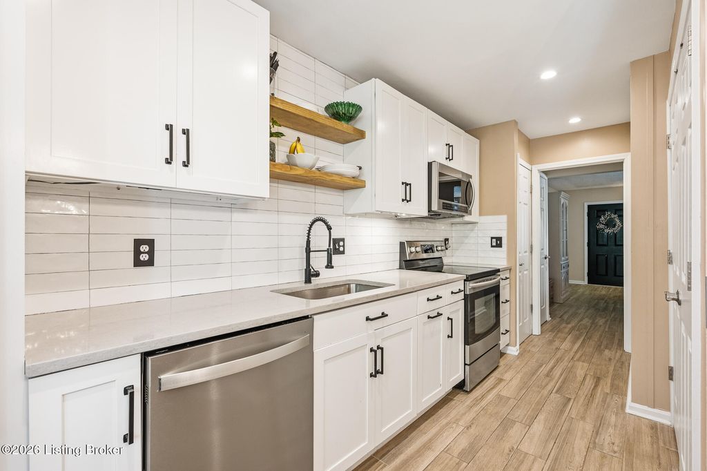 Photo of 10755 Colonial Woods Ct, Louisville, KY 40223 (MLS # 1715678)