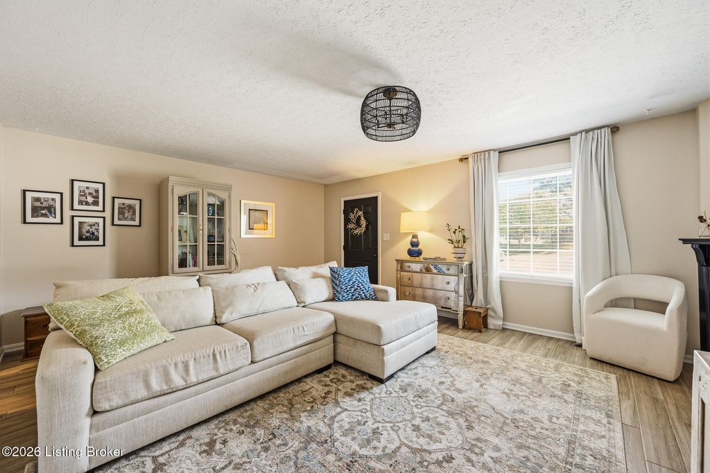 Photo of 10755 Colonial Woods Ct, Louisville, KY 40223 (MLS # 1715678)