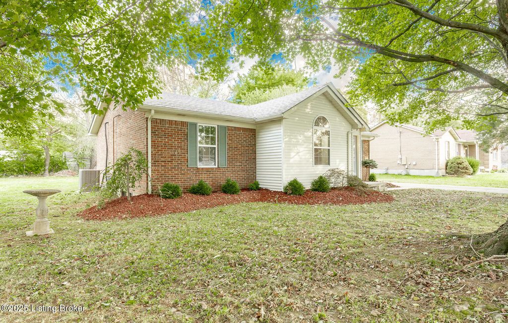Photo of 114 Butterfly Ln, Louisville, KY 40229 (MLS # 1701654)