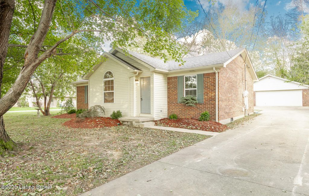 Photo of 114 Butterfly Ln, Louisville, KY 40229 (MLS # 1701654)