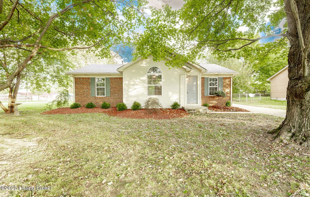 Photo of 114 Butterfly Ln, Louisville, KY 40229 (MLS # 1701654)