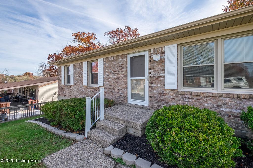 Photo of 1601 Betances Ct, La Grange, KY 40031 (MLS # 1703419)