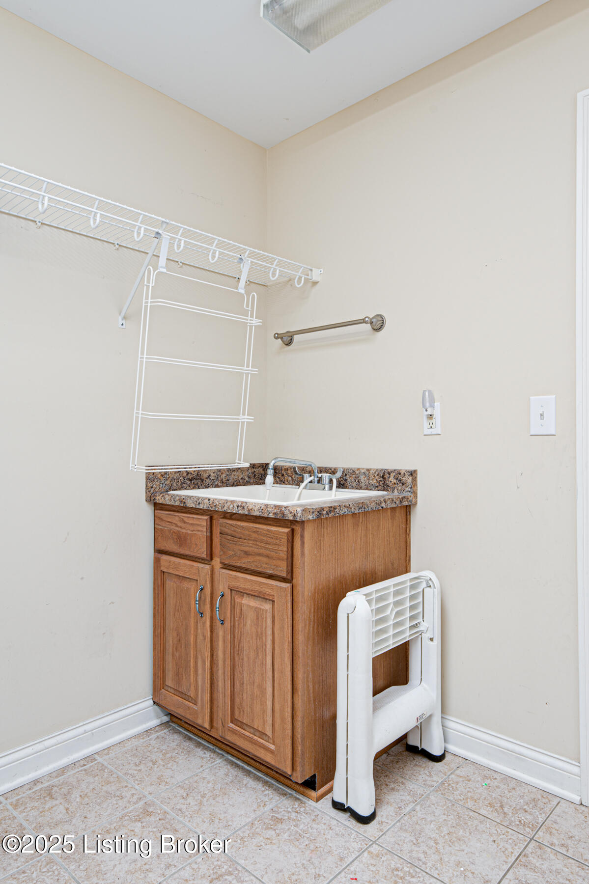 1004 Champions Cir, Simpsonville, Kentucky image 26