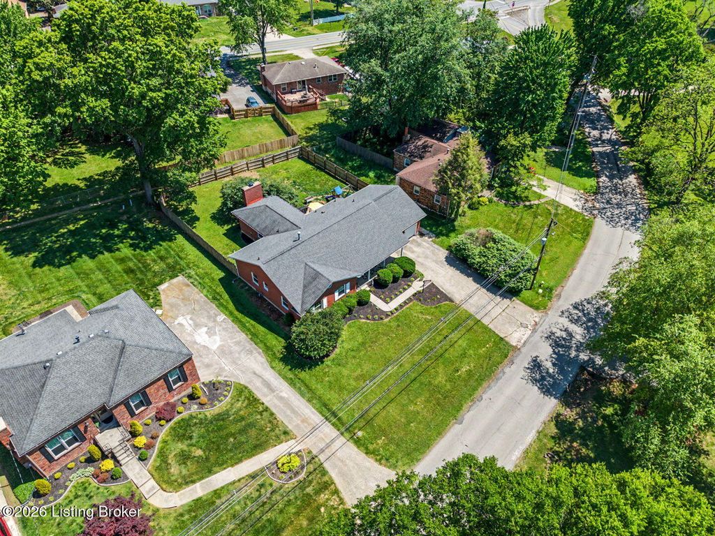 Photo of 4001 Kirby Ln, Louisville, KY 40299 (MLS # 1715998)