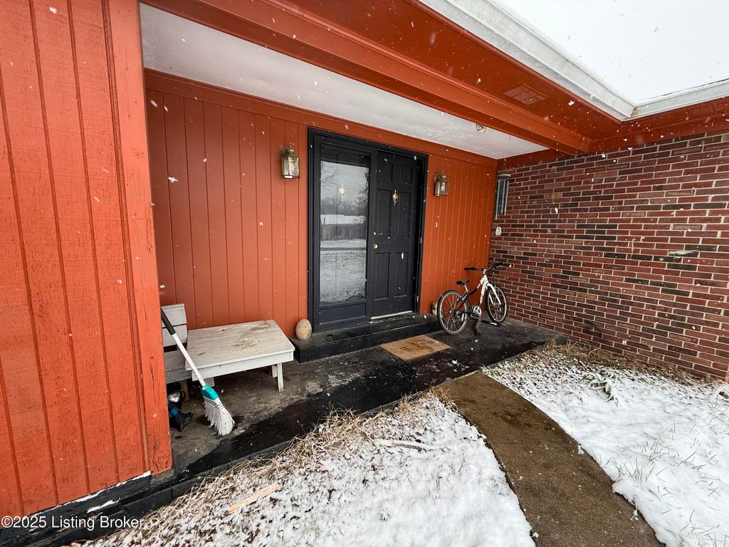 Photo of 1047 Red Bird Ct, Shelbyville, KY 40065 (MLS # 1705038)