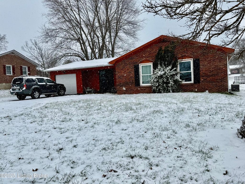 Photo of 1047 Red Bird Ct, Shelbyville, KY 40065 (MLS # 1705038)