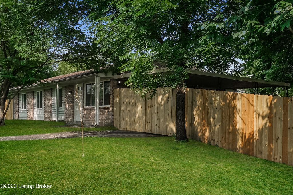 Photo of 7701 Sherry Lynn Ct, Louisville, KY 40228 (MLS # 1706964)