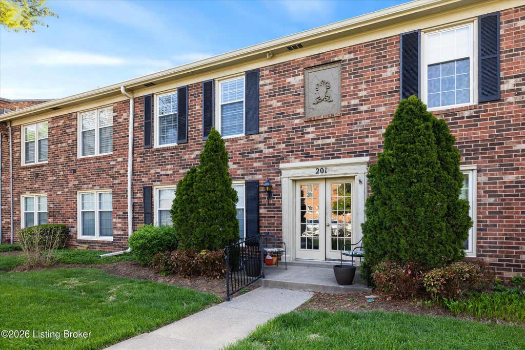Photo of 201 Ramsgate Gardens Ct #104, Louisville, KY 40207 (MLS # 1726555)