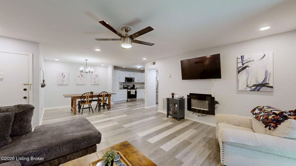 Photo of 1 Dupont Way #6, Louisville, KY 40207 (MLS # 1717405)