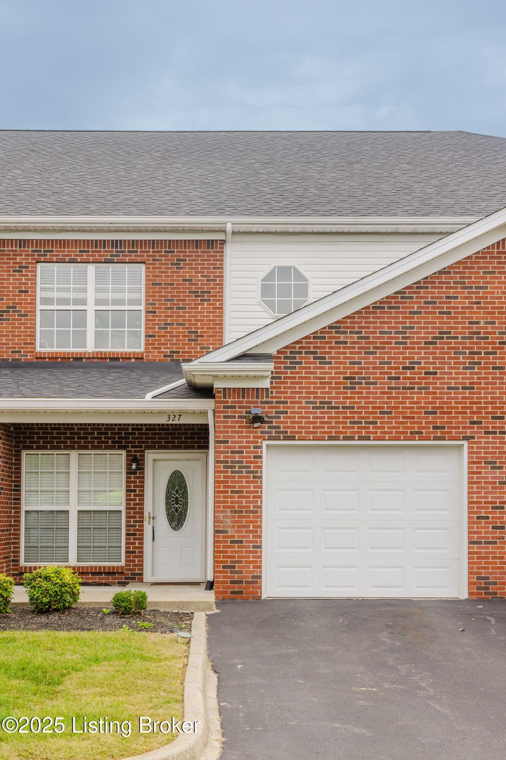 Photo of 327 S Dorsey Ln, Louisville, KY 40223 (MLS # 1700058)