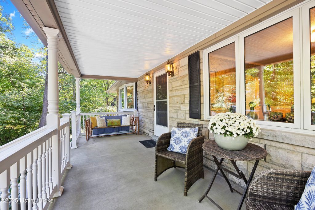 Photo of 322 Kenwood Hill Rd, Louisville, KY 40214 (MLS # 1704920)